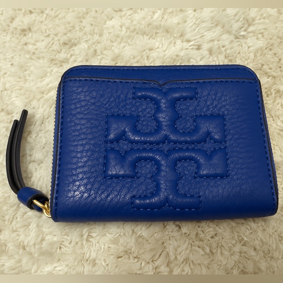 Tory Burch Handbags - Like New Tory Burch T‑Monogram Contrast Embossed Small Envelope Wallet